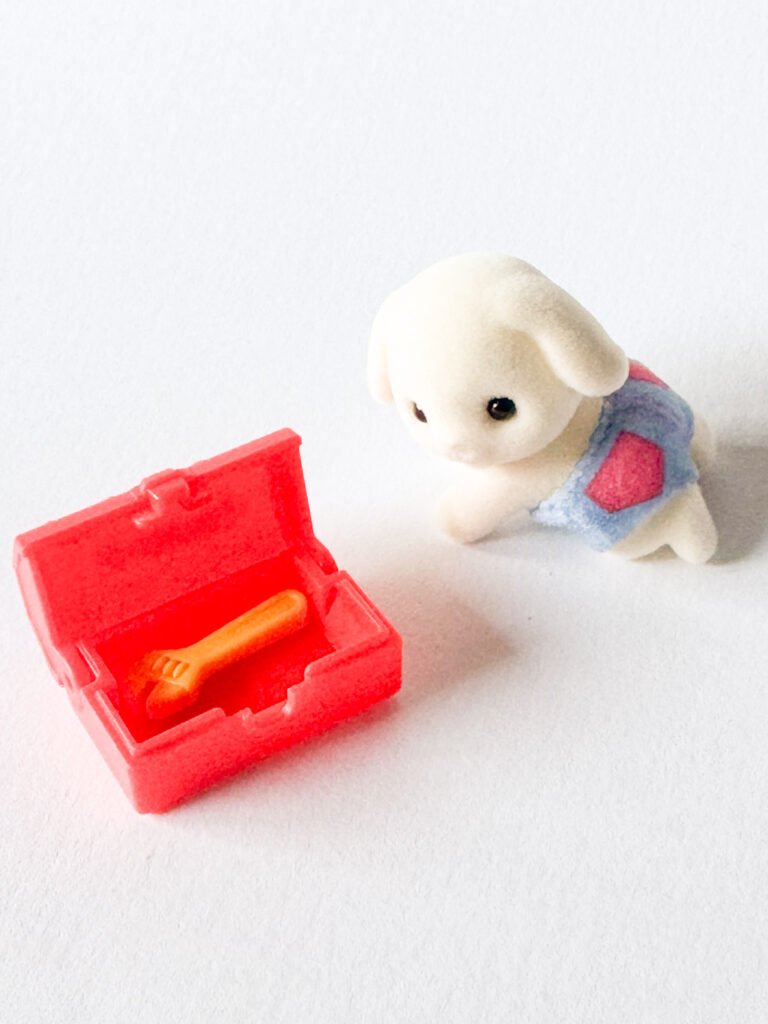 シルバニアファミリーの付属品の工具箱に歯のかけらを入れて