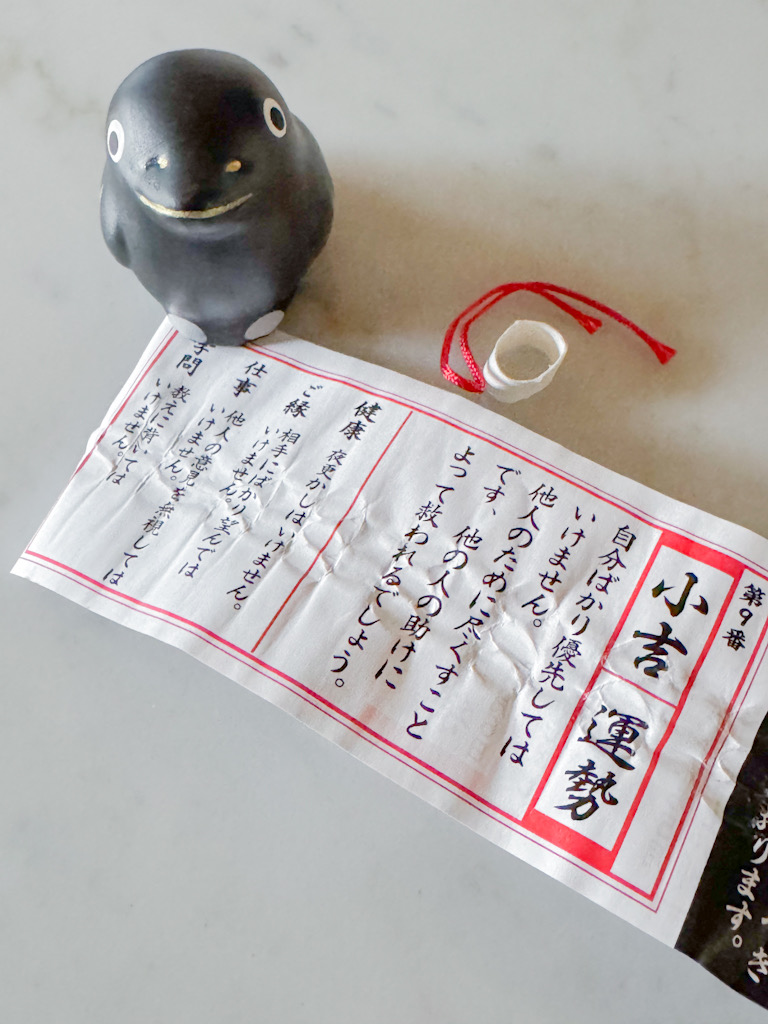 大國魂神社、カラスのおみくじ