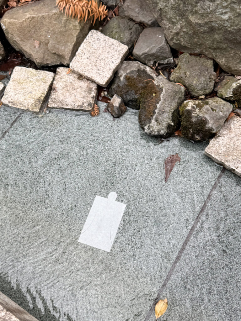 大國魂神社の人形流し、人形を川に流す