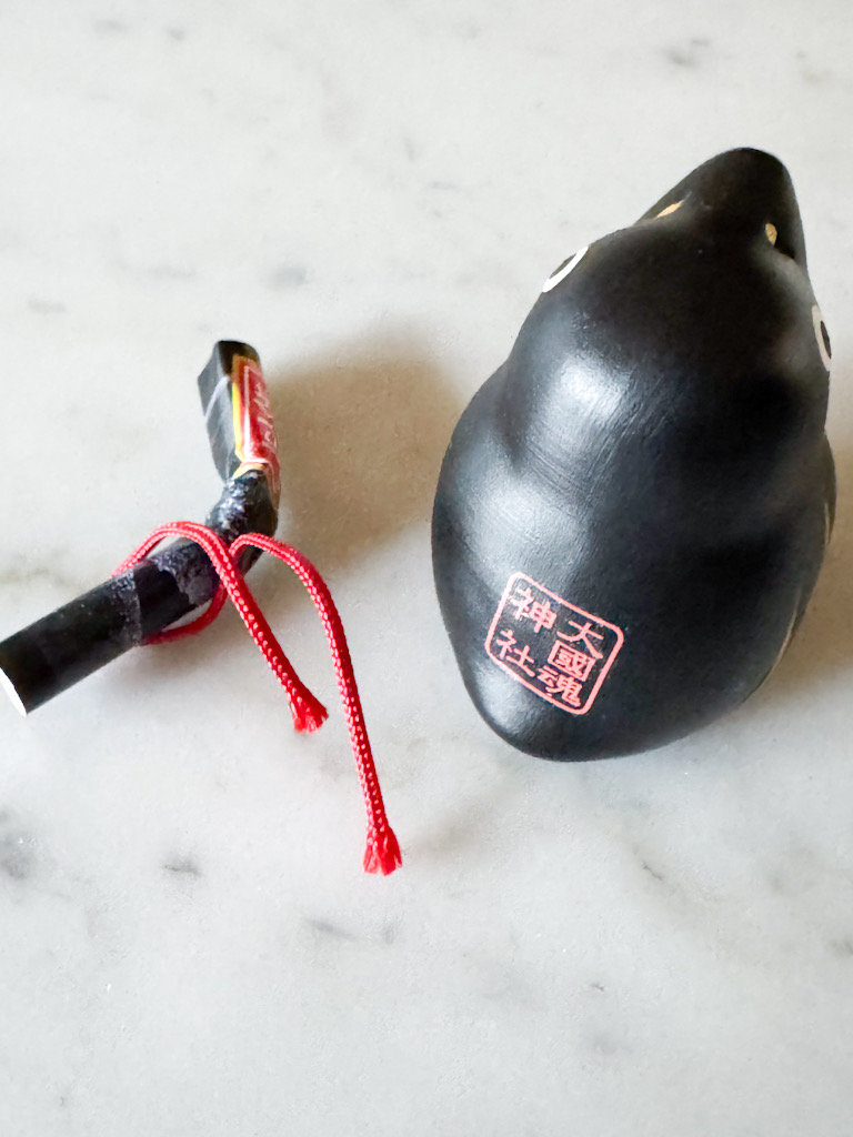 カラスくんには大國魂神社と刻印入り