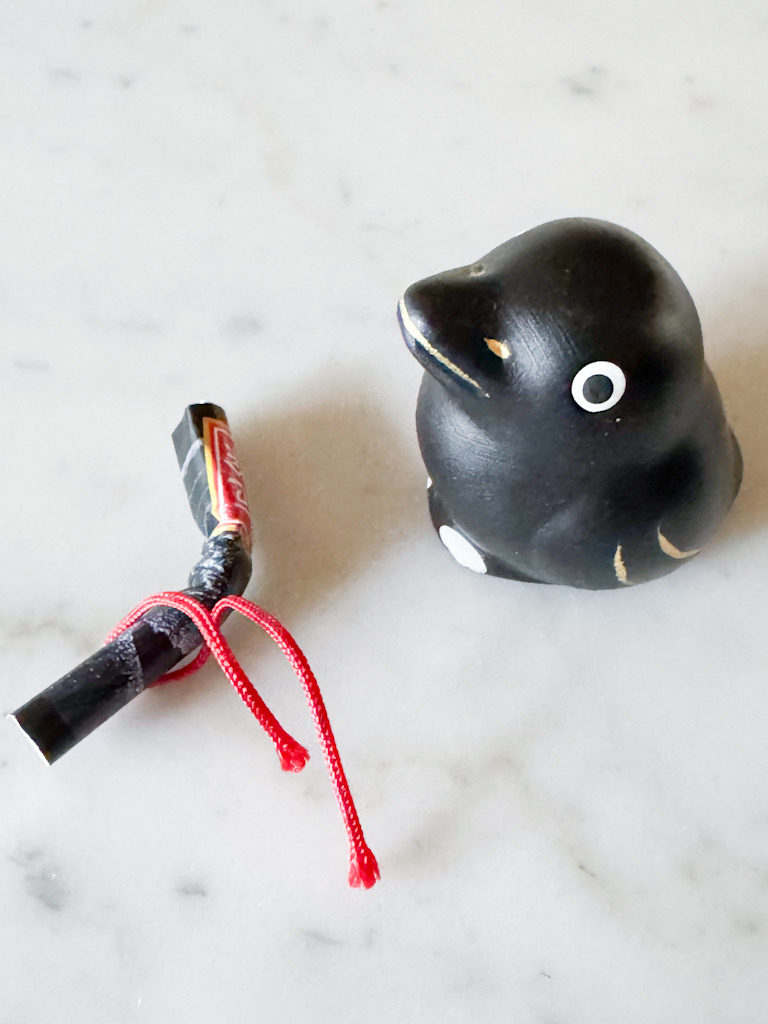 大國魂神社のおみくじ、カラスの置物型