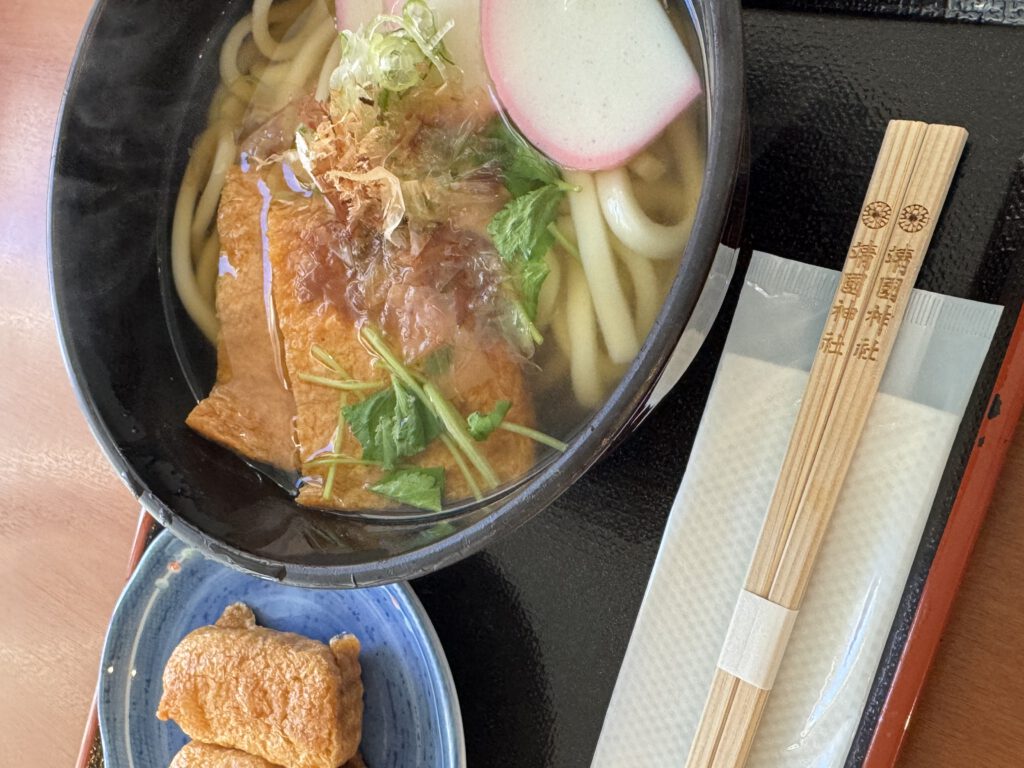 遊就館の中の喫茶でうどん