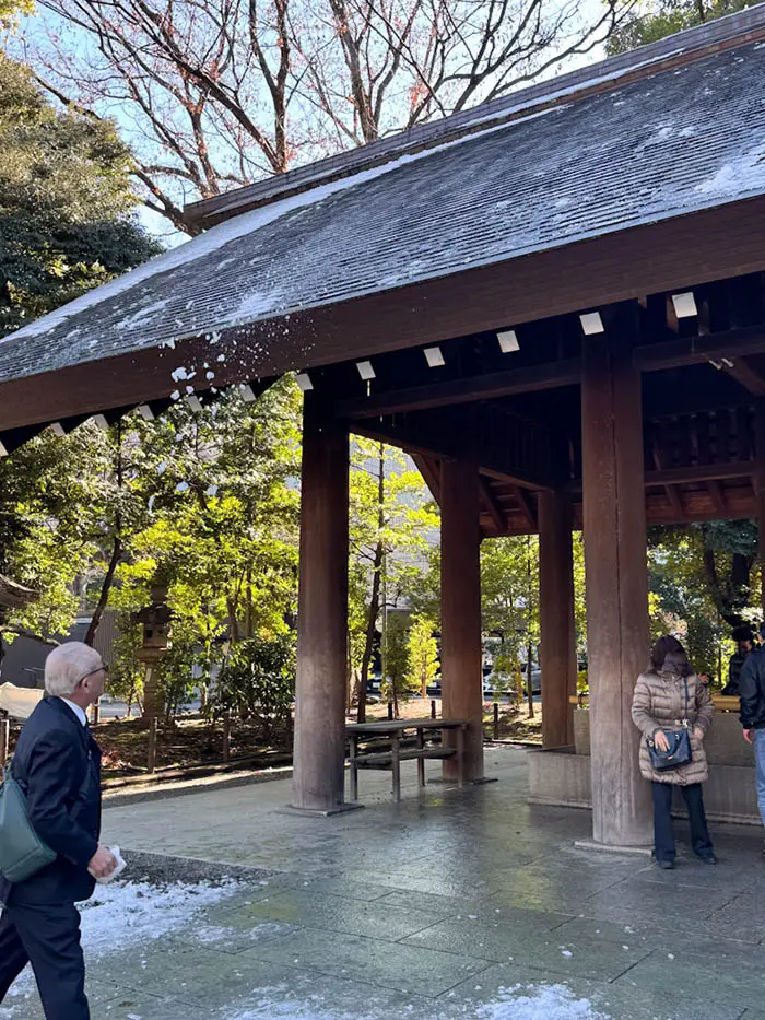 靖國神社手水舎の屋根からの落雪