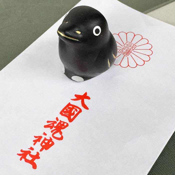 大國魂神社のカラス人形おみくじ