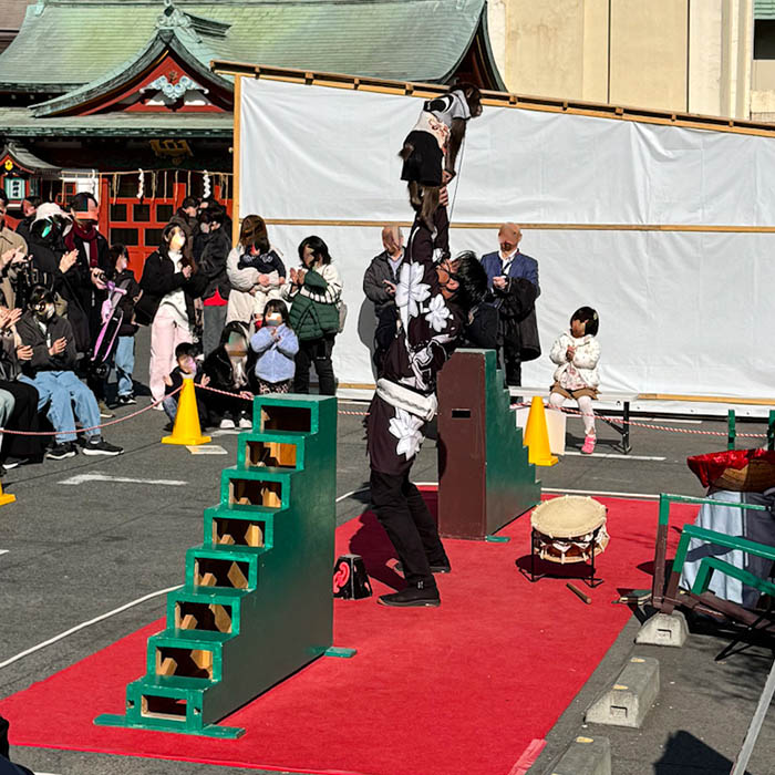 神田明神境内で猿回し
