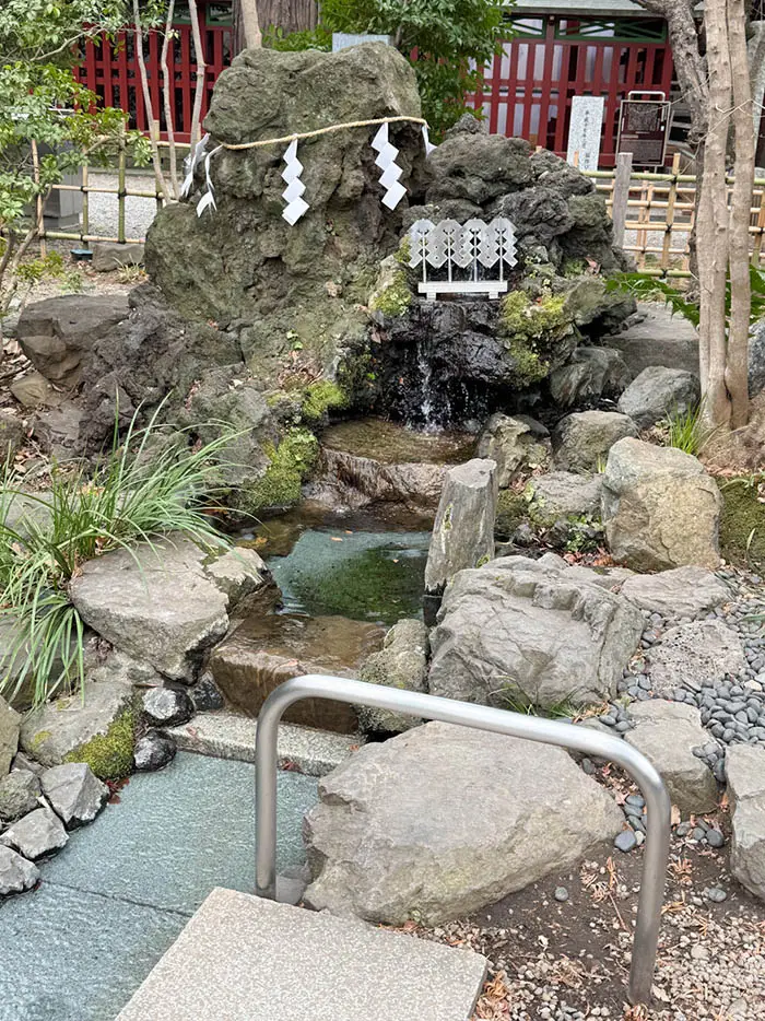 大國魂神社の人形流し、人工の小川