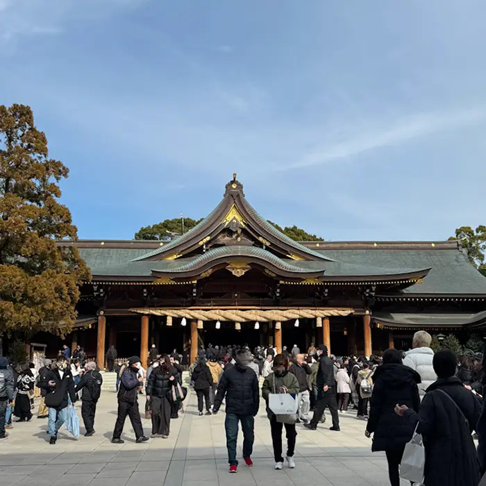 いつもスカッと爽やか寒川神社の境内