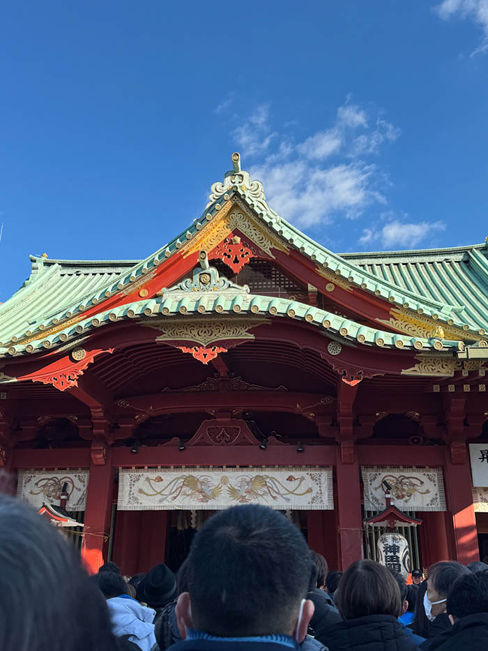 初詣、青空の神田明神拝殿