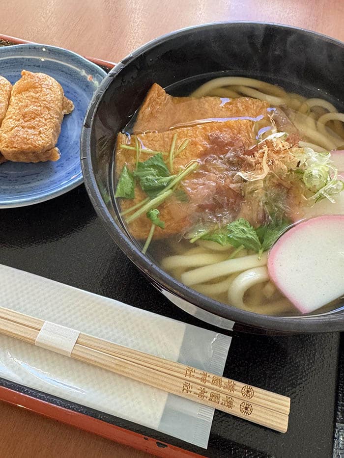 靖國神社喫茶結のうどんセット