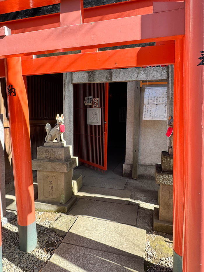 花園稲荷神社の穴稲荷