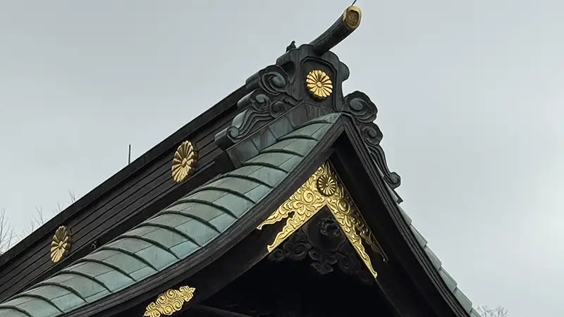 大國魂神社の屋根に鳩