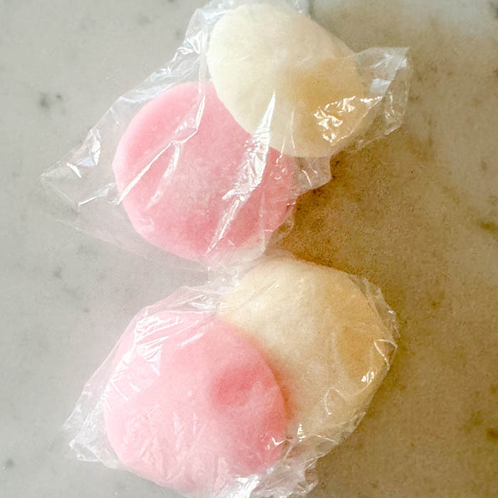 湯島天神の豆まきでゲットした紅白餅

