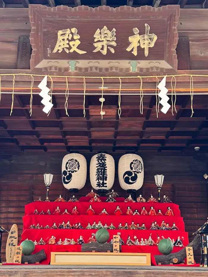 素盞雄神社神楽殿の雛壇