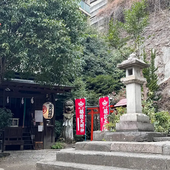 横浜、大綱金刀比羅神社の境内