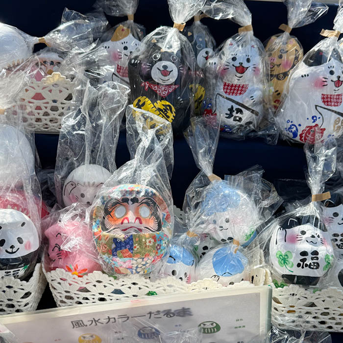 深大寺の境内のだるま、だるま市