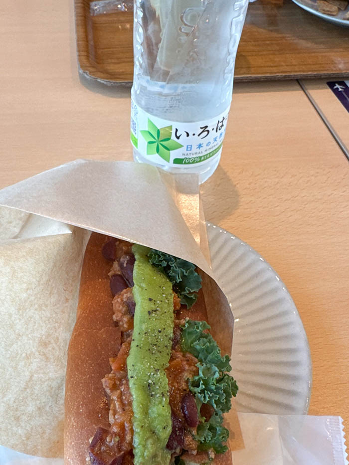 羽田のフードコートのホットドッグ