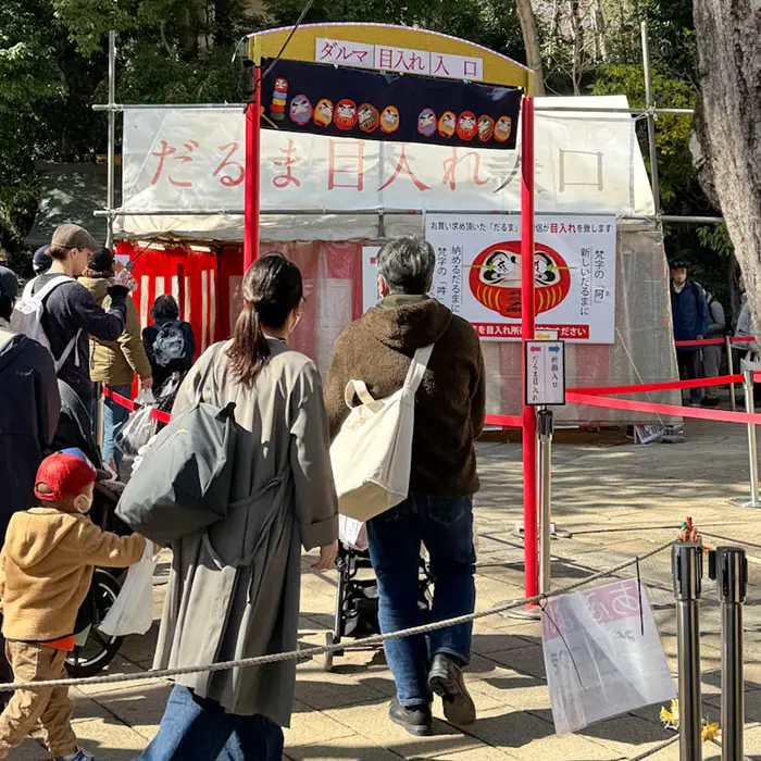深大寺のだるま市、目入れの行列