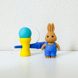 素盞雄神社のこどもみくじの縁起物、けん玉とうさぎの消しゴム