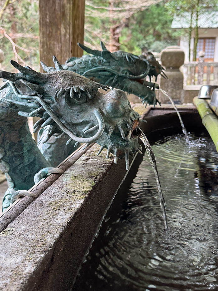 大雄山最乗寺の龍の手水