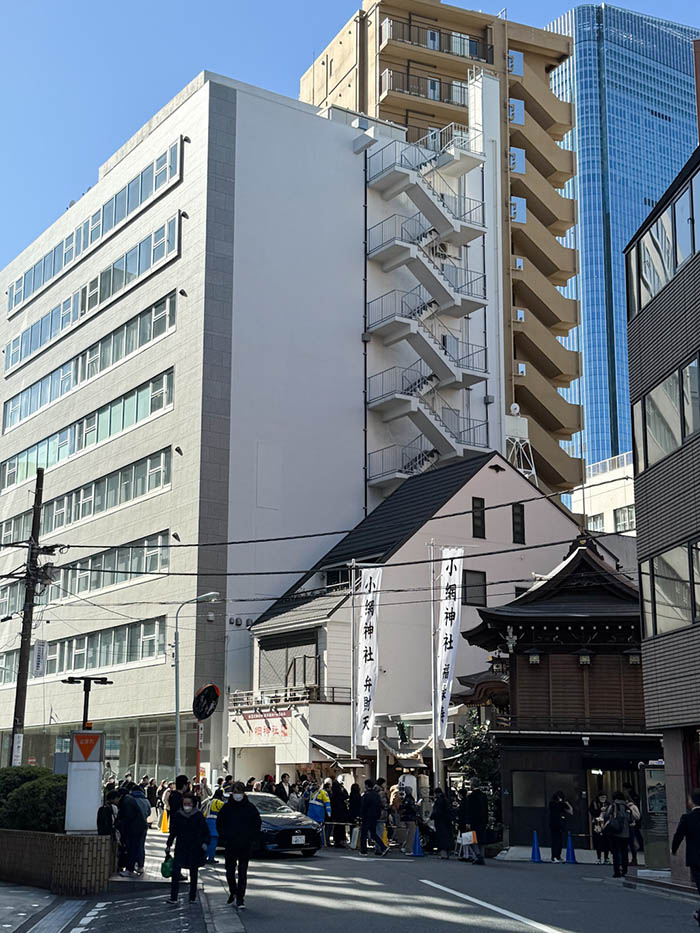 小網神社とその行列