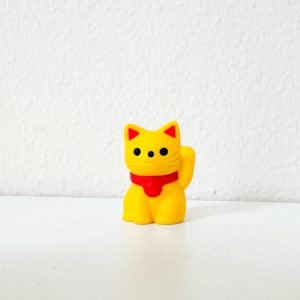 深川不動堂のガチャガチャおみくじ縁起物、黄色い招き猫の消しゴム