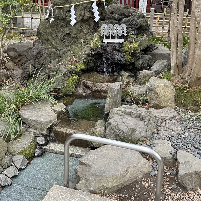 大國魂神社の人形流し、小川