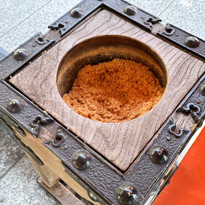 千葉神社の神道護摩壇、檜の粉