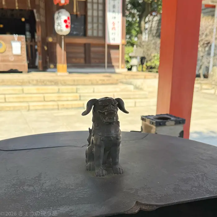 千葉神社火美香の香炉の上にいた狛犬