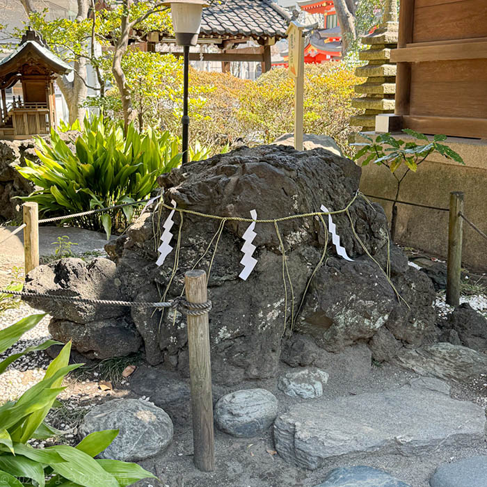 千葉神社の亀岩