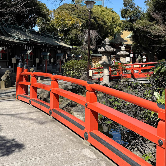 千葉神社境内の赤い欄干の橋と境内社