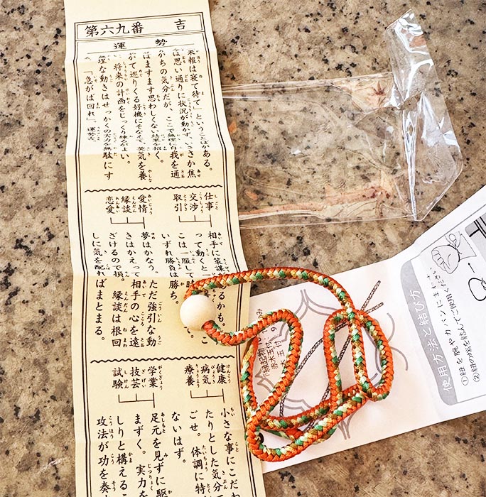千葉神社の結び紐おみくじ、吉でオレンジ色の組紐が出ました。