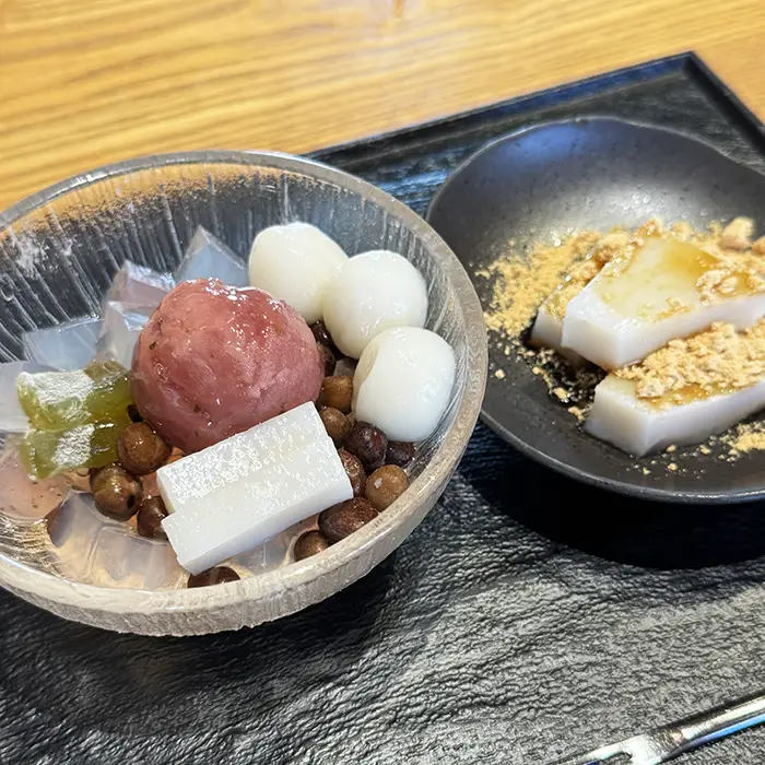 船橋屋本店、桜あんみつとくず餅のセット