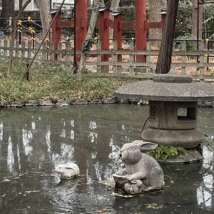 調神社の神池とうさぎの噴水