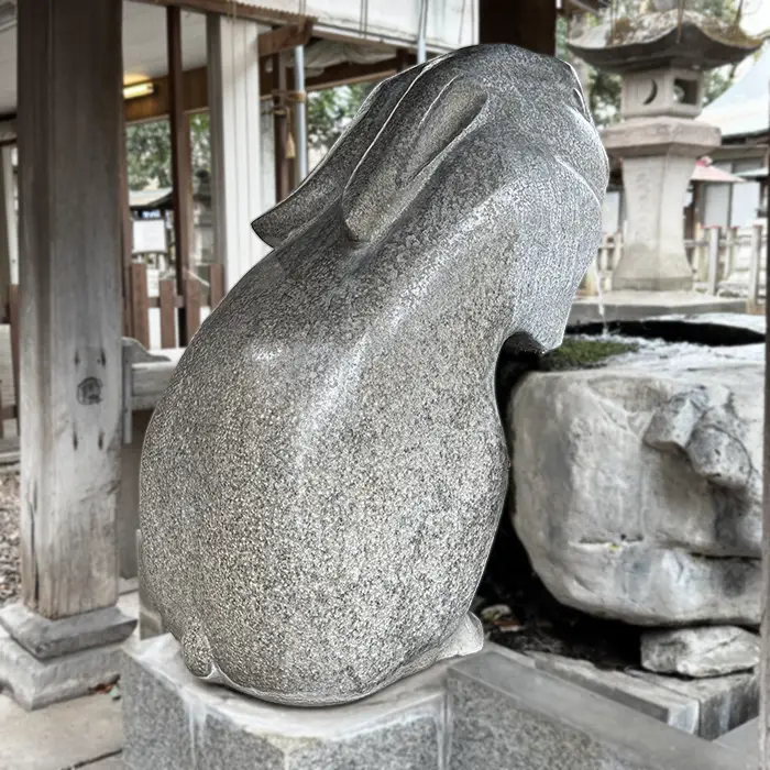 調神社の手水のうさぎさん、背面。尻尾もちゃんとあります
