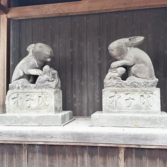 調神社境内にある古い狛うさぎ