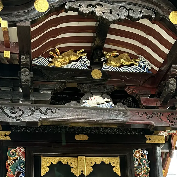 調神社稲荷社のうさぎの彫刻