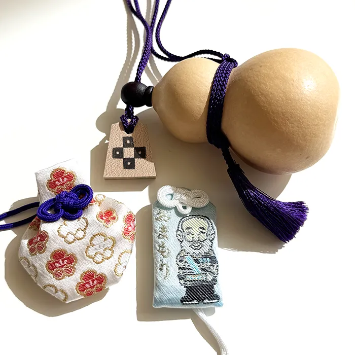 乃木神社の味のある授与品。乃木ひょうたん、子供守り、梅香守