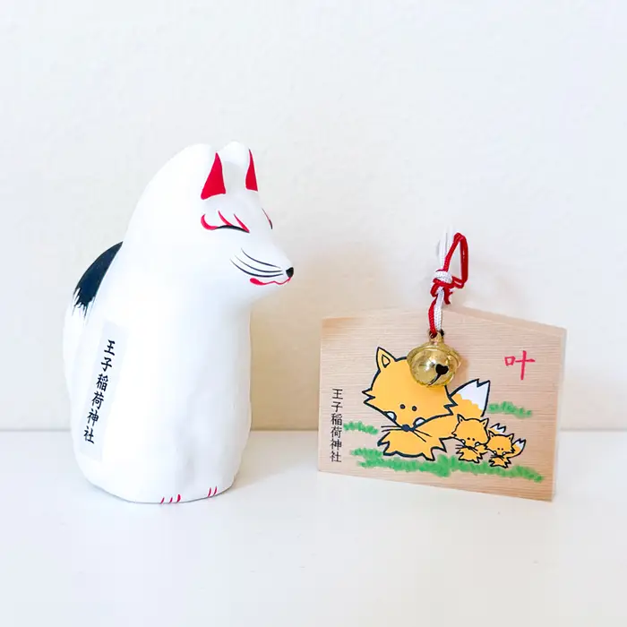 王子稲荷神社の授与品、狐の人形とミニ絵馬