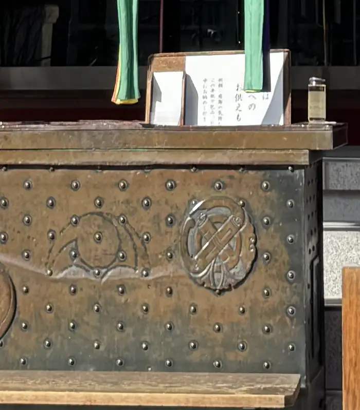 素盞雄神社のお賽銭箱の上にあるおひねり用の紙